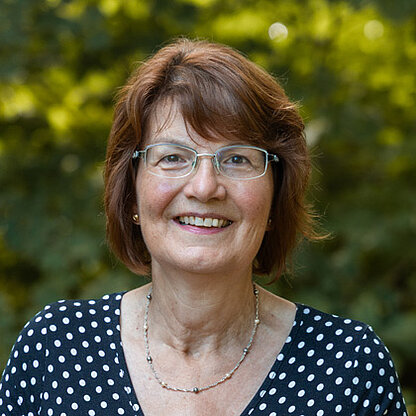 Mitarbeiterfoto vor grünem Hintergrund