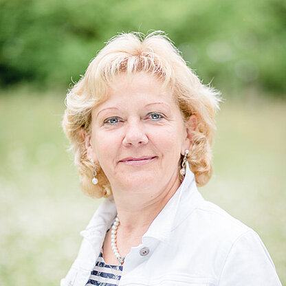 Mitarbeiterfoto vor grünem Hintergrund