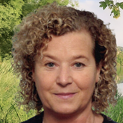 Mitarbeiterfoto vor grünem Hintergrund draußen