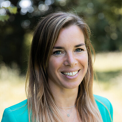 Mitarbeiterfoto vor grünem Hintergrund