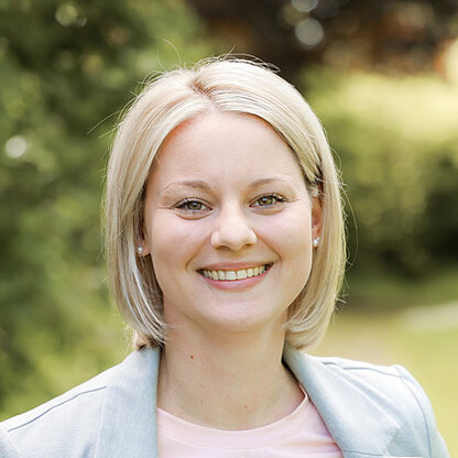 Mitarbeiterfoto vor grünem Hintergrund