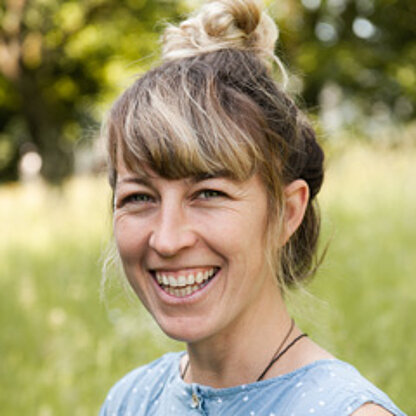 Mitarbeiterfoto vor grünem Hintergrund